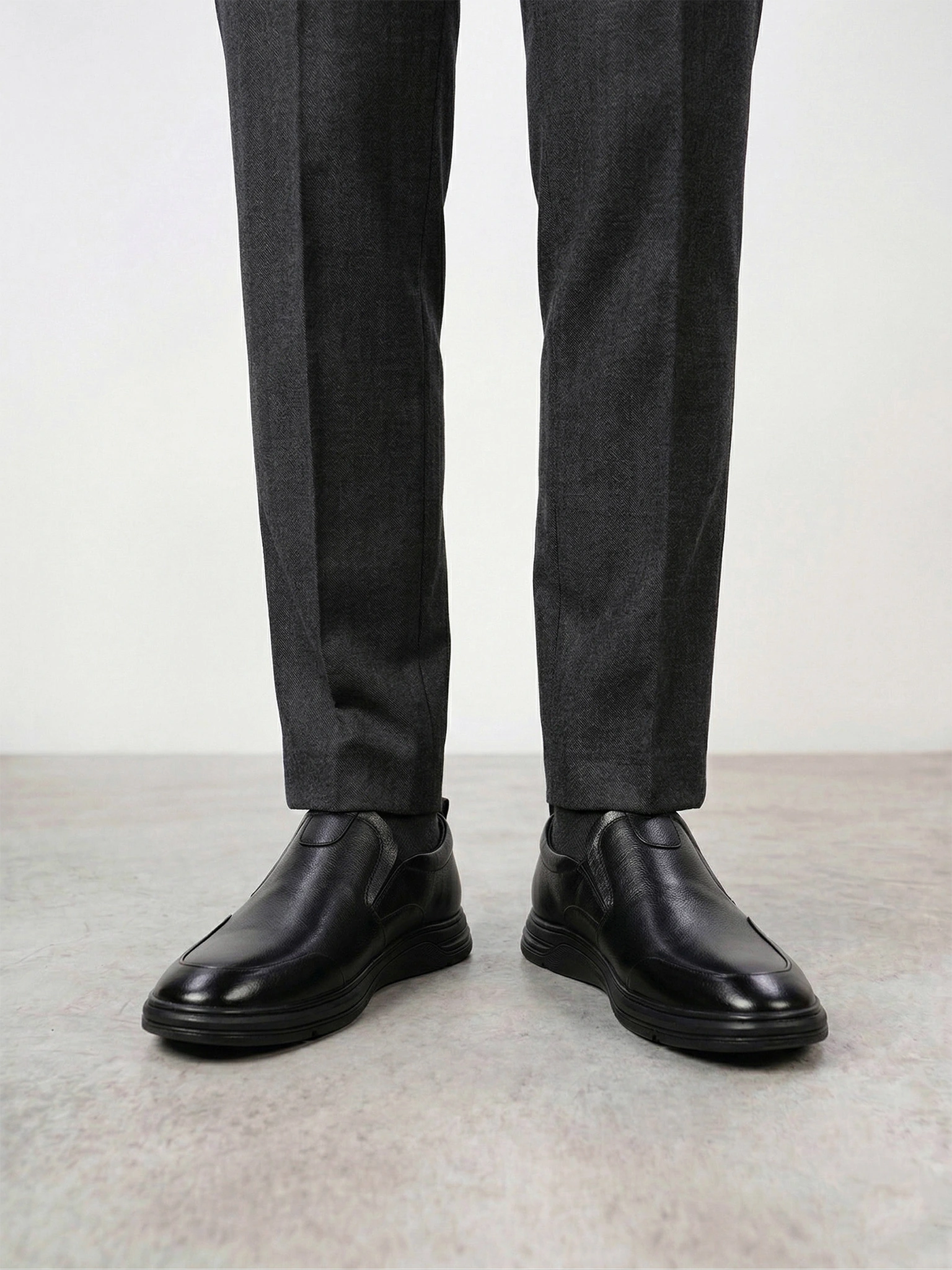 Туфли черного цвета с эластичными вставками